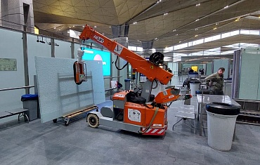 Работа мини-крана MPK20 и вакуумного захвата в аэропорту