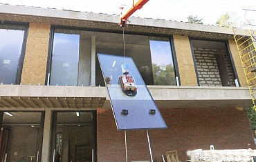 Монтаж крупногабаритных стекол