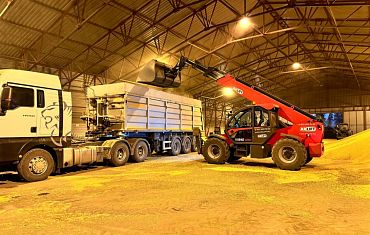 Загрузка зерновых с помощью телехендлера Арлифт